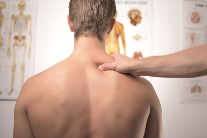 Schmerztherapeut behandelt Schmerzen im Rücken