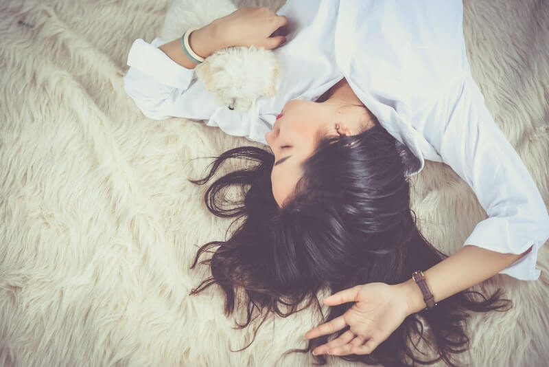 Rückenschmerzen beim Schlafen: 6 praktische Tipps und Tricks